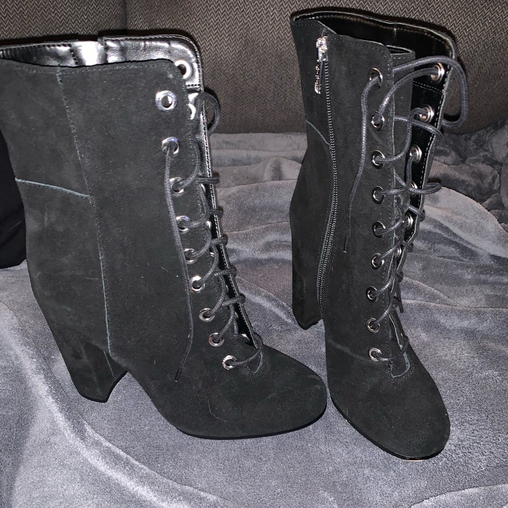 BLACK LACE UP VINCE CAMUTO BOOTS 😍